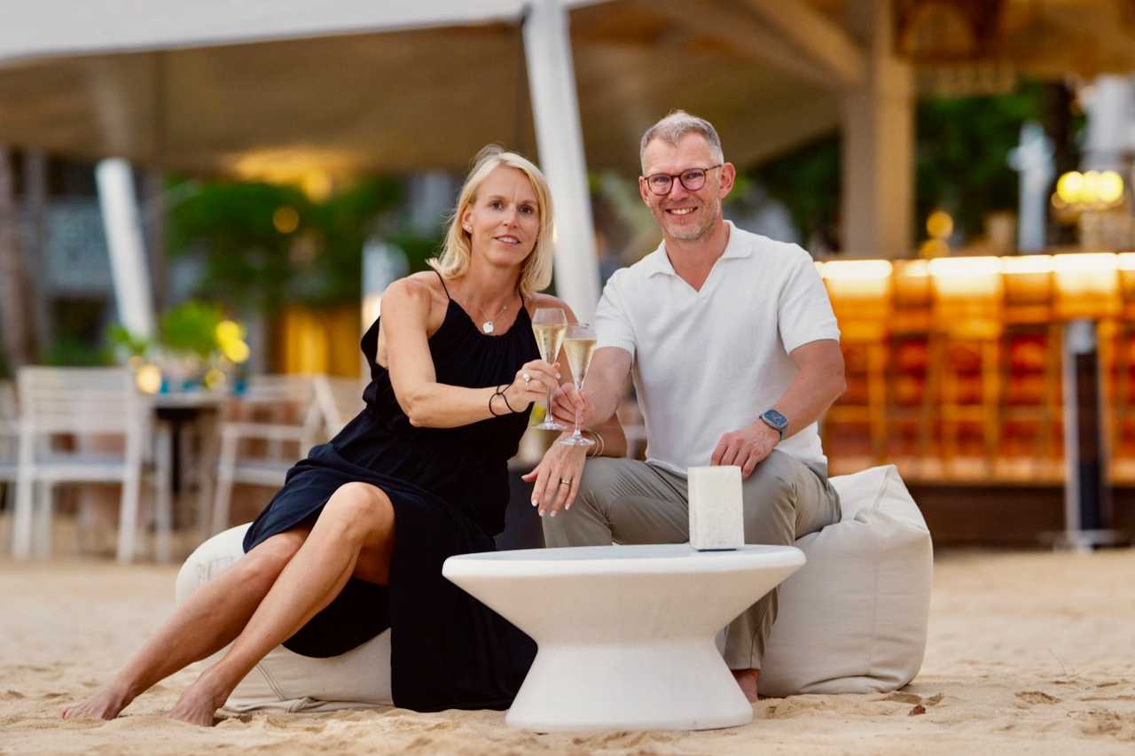 Veronika Walterová a David Walter si připíjejí na pláži